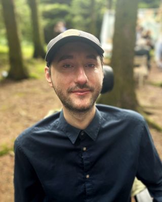 JAK JSEM PLAKAL JAKO ŽELVA 🐢 Najednou jsem stál na mechu. Cítil jsem, jak se všechna čtyři kola pomalu propadají nánosem...